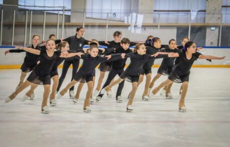 Les Salamandres, équipe de patinage synchronisé du HAC Patinage, en ligne sur la glace