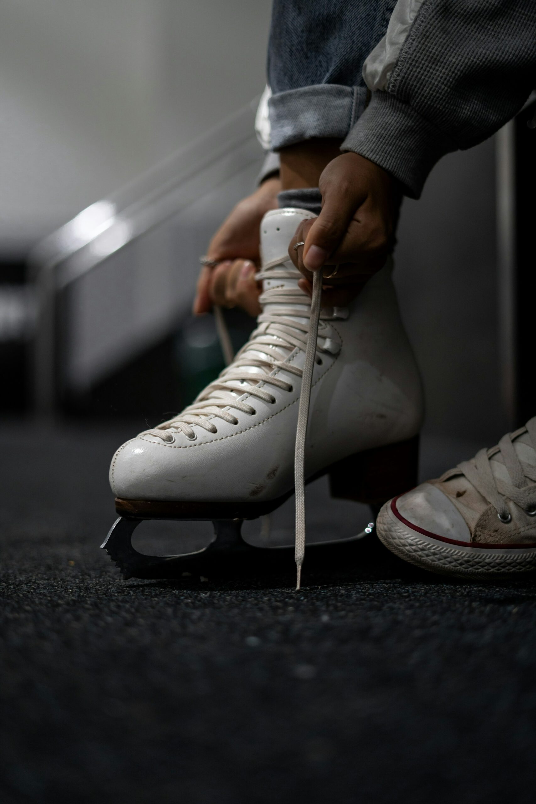 Une patineuse chausse ses patins avant sa séance