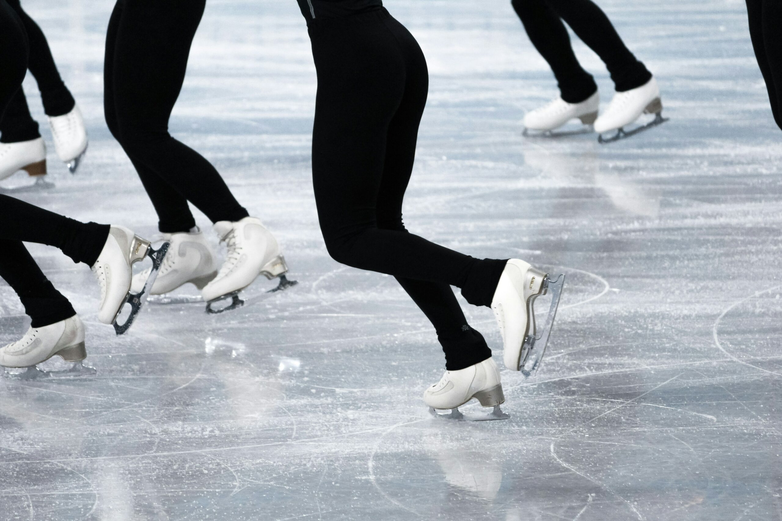 Patineurs en groupe sur la glace pendant une séance de loisir