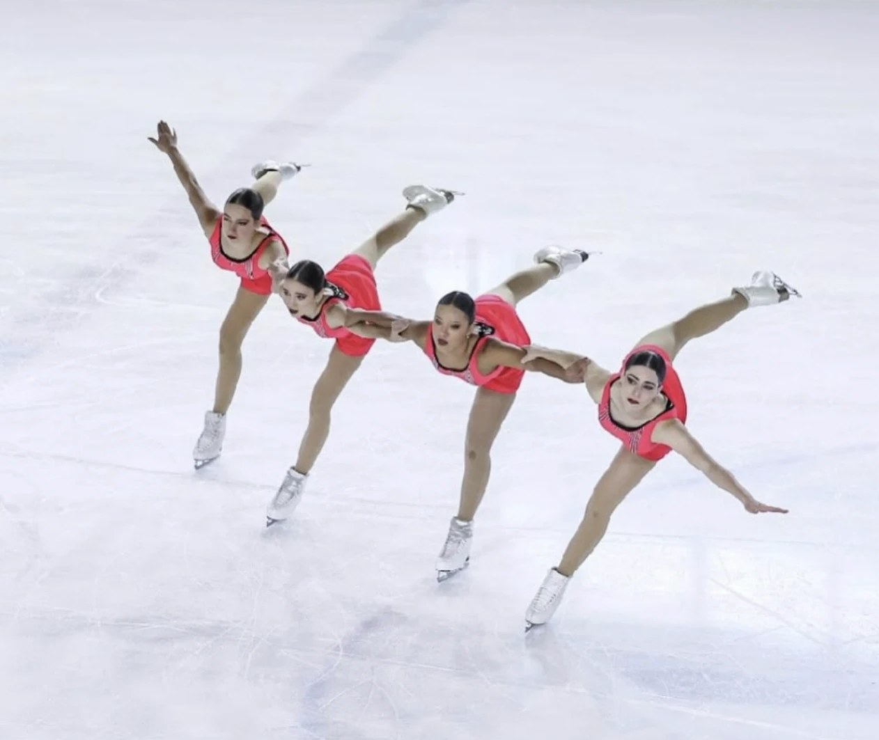 L’équipe de patinage synchronisé du club en compétition