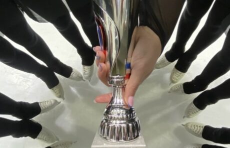 Le Trophée Reine Mathilde brandi au centre d’un cercle de patins