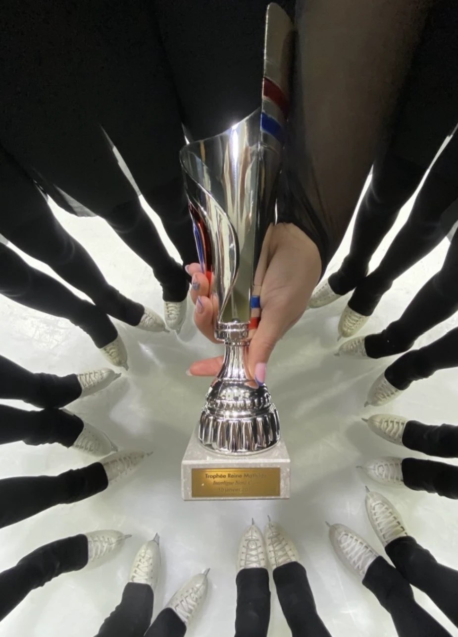 synchro-trophee Le Trophée Reine Mathilde brandi au centre d’un cercle de patins